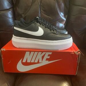 Women’s Nike Vision Court Alta size 5